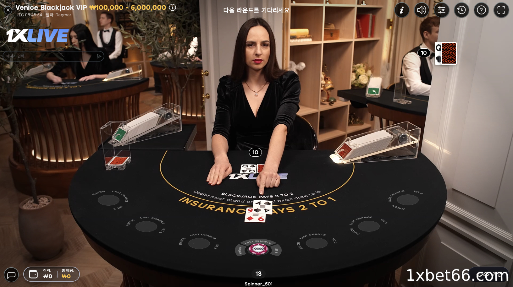 소프트 17(S17)에서 스탠딩 딜러 테이블을 선택하세요