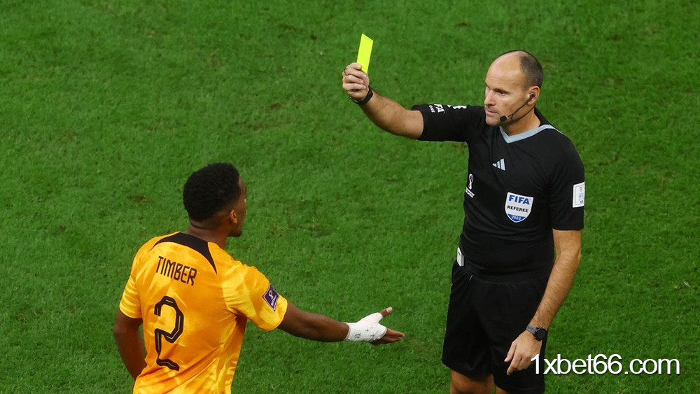 월드컵에서 옐로카드를 받으면 벌금은 얼마인가요?